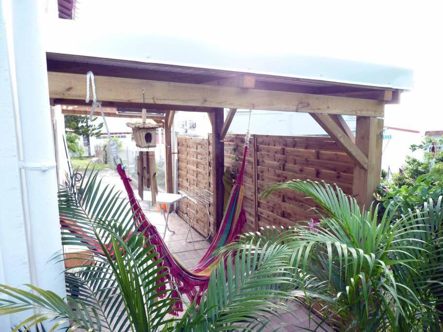 Logement Dans Un Lieu Calme Et Verdoyant A Proximite De Tout Avec Jacuzzi!!! บาส-แตร์ ภายนอก รูปภาพ