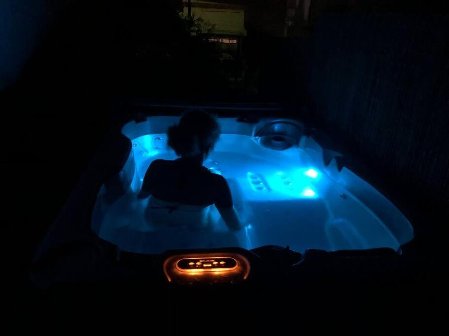Logement Dans Un Lieu Calme Et Verdoyant A Proximite De Tout Avec Jacuzzi!!! บาส-แตร์ ภายนอก รูปภาพ