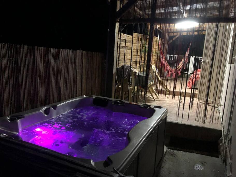 Logement Dans Un Lieu Calme Et Verdoyant A Proximite De Tout Avec Jacuzzi!!! บาส-แตร์ ภายนอก รูปภาพ